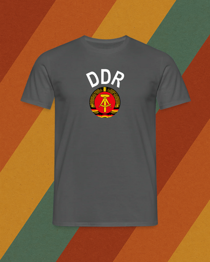 DDR Herren T-Shirt mit Staatswappen – Ostdeutscher Stolz auf Stoff
