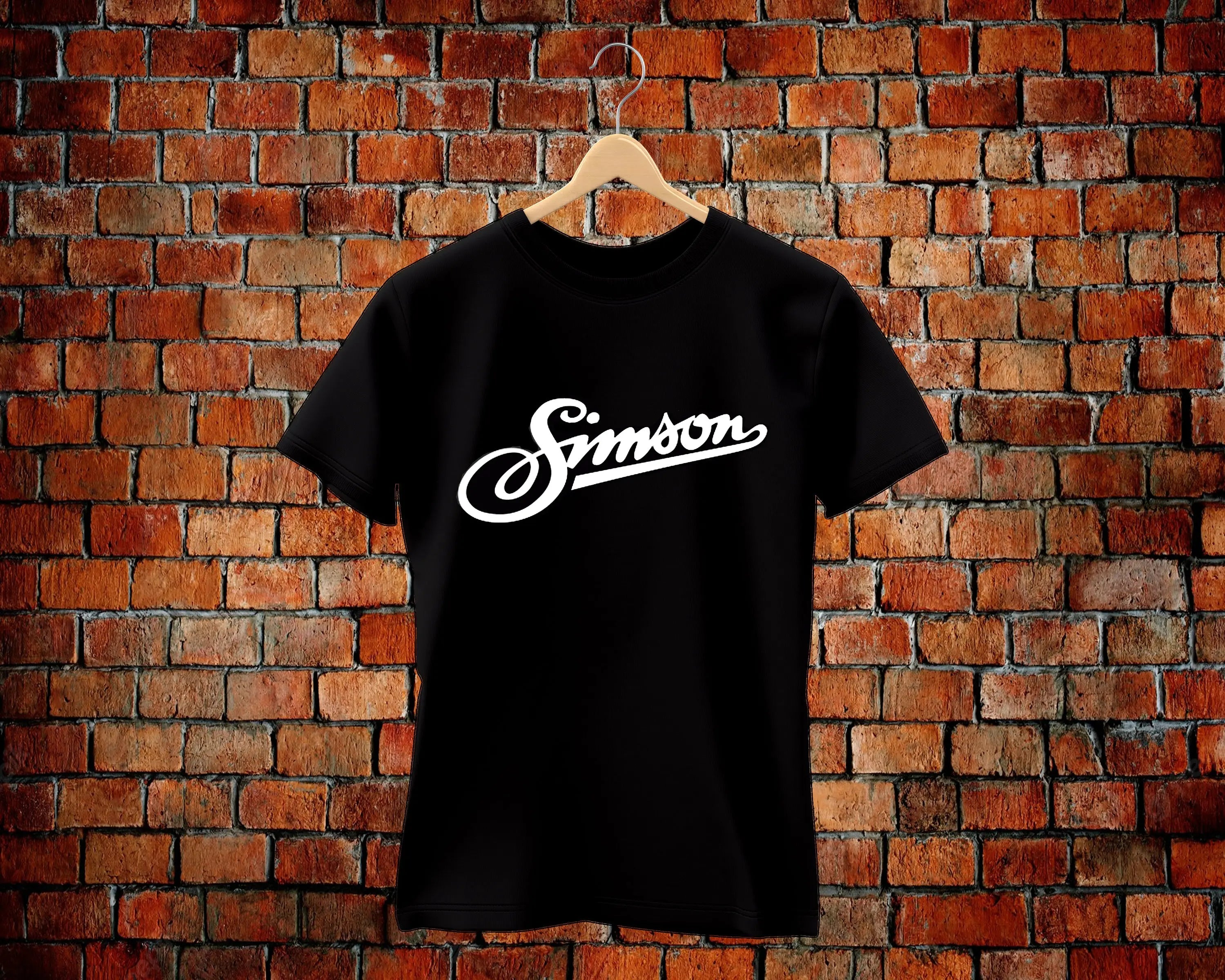 Simson T-Shirt – Kult-Schriftzug aus der DDR auf Schwarz